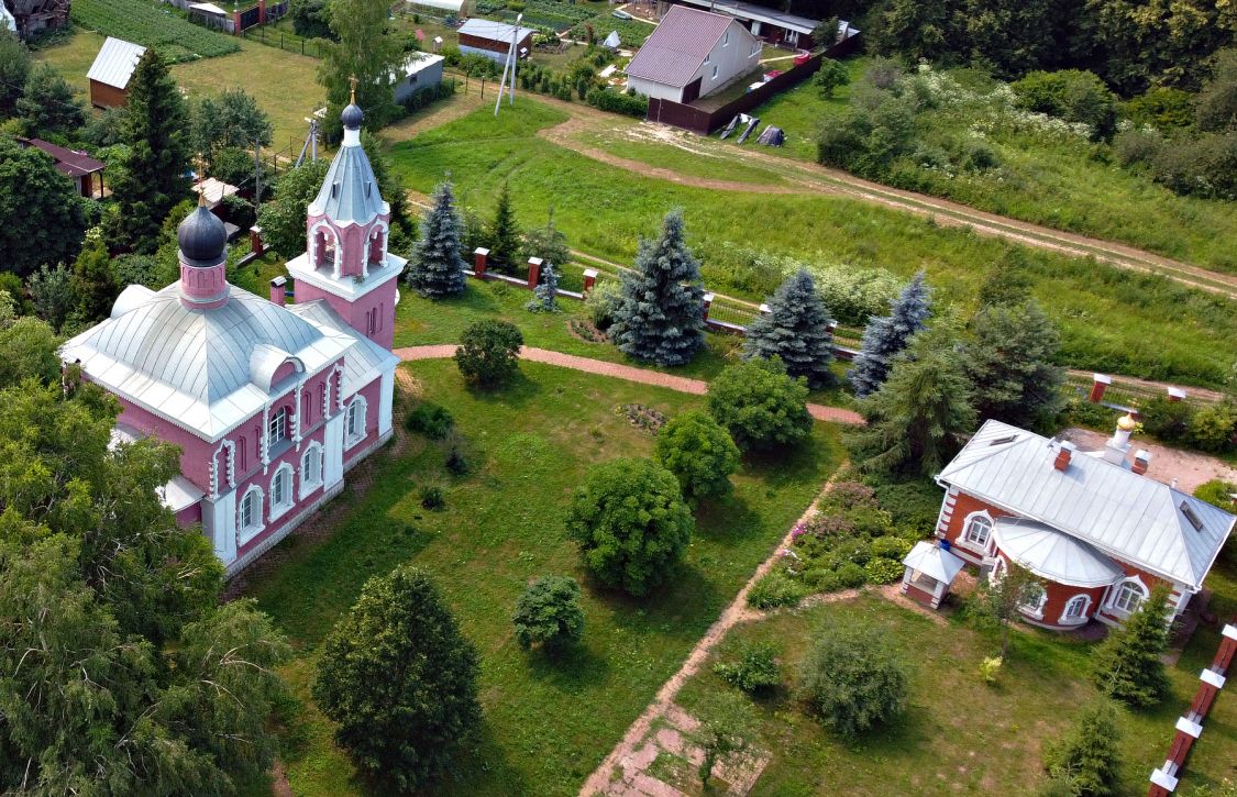 Неизвестная церковь, Четряково (Ступинский городской округ, Московская область). общий вид в ландшафте, Новый храм справа