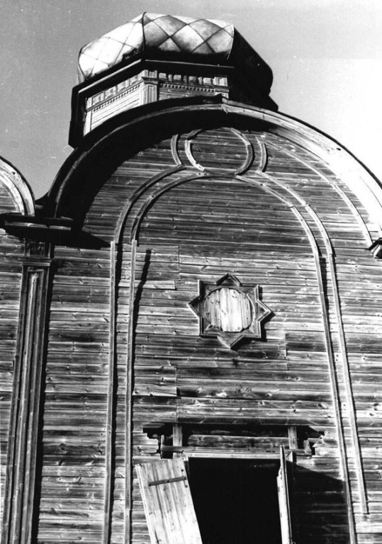 Церковь Тихвинской иконы Божией Матери, Малый Кувай (Сурский район, Ульяновская область). архивная фотография, Накладные декоры центрального прясла южного фасада основного объёма. Фотограф В.В. Перфильев. Паспорт ОКН
