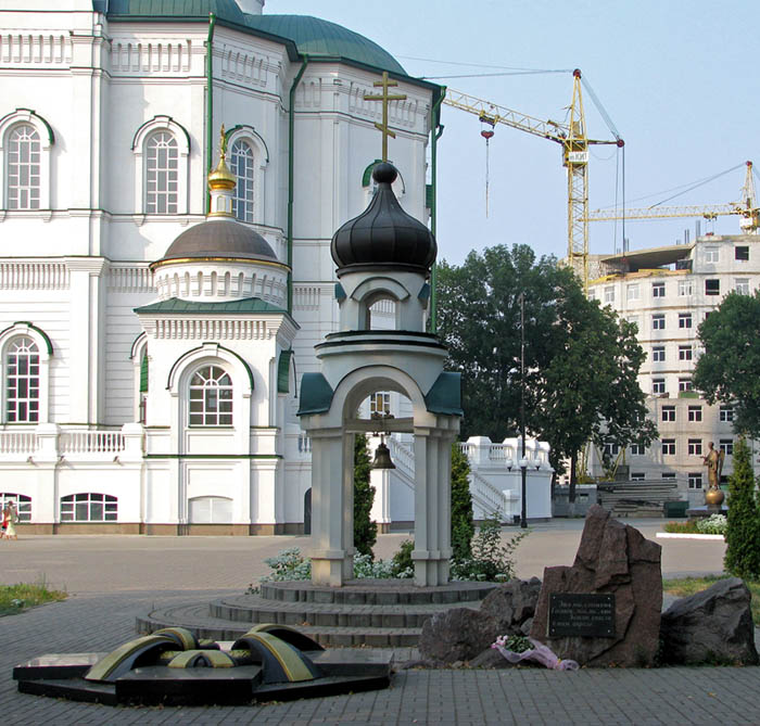 Воронеж. Часовня в память о жертвах Чернобыльской катастрофы. фасады, Помянный камень и часовня в память о жертвах чернобыльской катастрофы