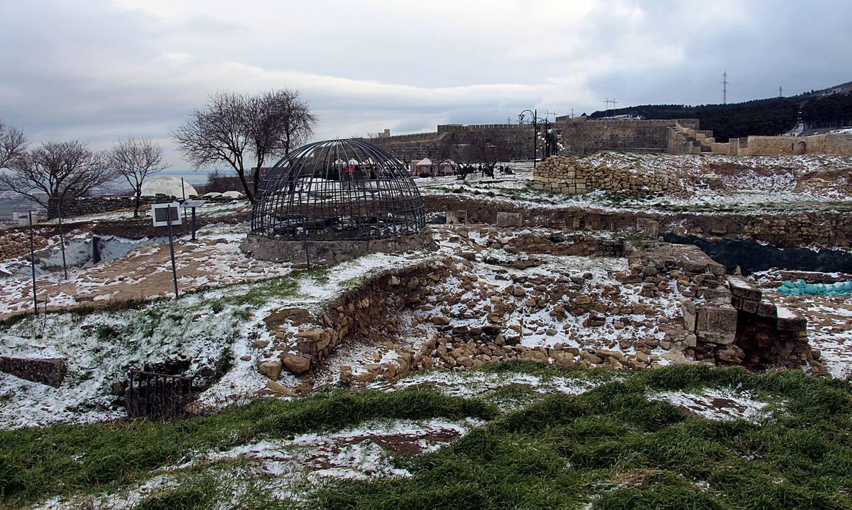 Начались раскопки храма, общий вид в ландшафте. Неизвестная церковь, Дербент (Дербент, город, Республика Дагестан)