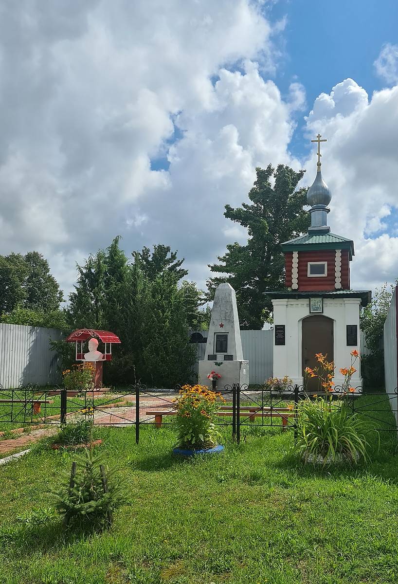 Вид с запада, общий вид в ландшафте. Часовня Георгия Победоносца, Захарово (Судогодский район, Владимирская область)