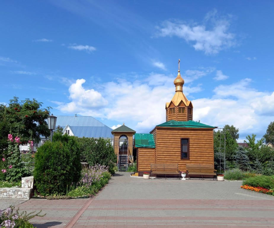 Колывань. Покровский Александро-Невский женский монастырь. Часовня Царственных страстотерпцев, Новомучеников и исповедников Церкви Русской. фасады, Часовня и звонница, южная сторона, вид от входа в Александро-Невский храм