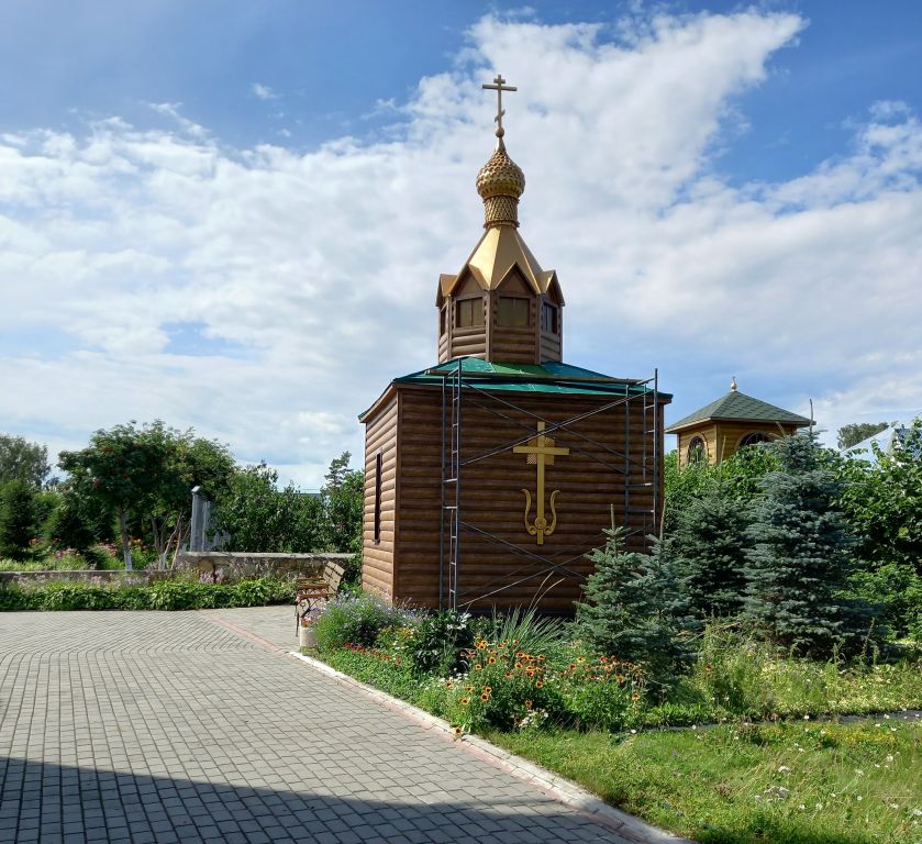 Колывань. Покровский Александро-Невский женский монастырь. Часовня Царственных страстотерпцев, Новомучеников и исповедников Церкви Русской. фасады, Восточный фасад, вид от Александро-Невского храма 