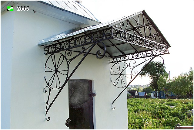 Часовня Иоанна Богослова, Богослово (Суздальский район, Владимирская область). дополнительная информация, Часовня при церкви, кованый навес над входом