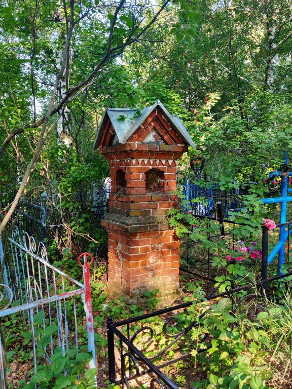 Часовенный столб (южный), Каинки (Верхнеуслонский район, Республика Татарстан). фасады, Южный столб находится примерно в 10-15 метрах от своего северного близнеца