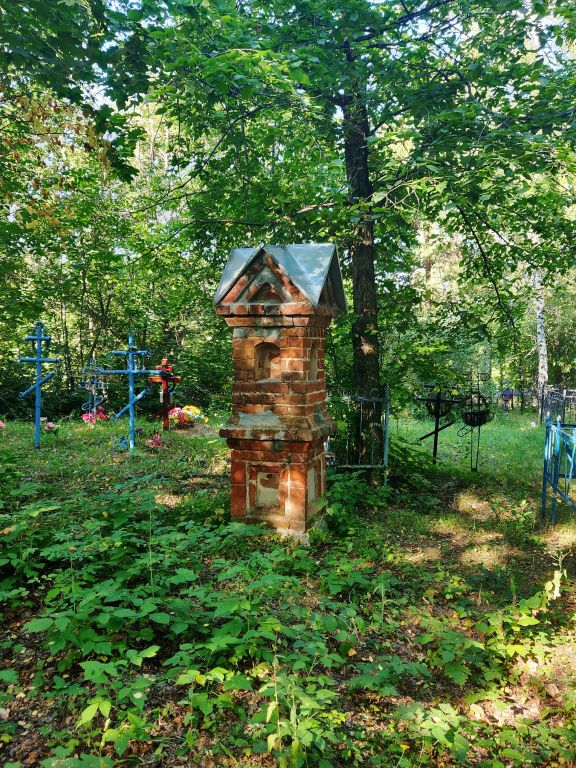 Часовенный столб (восточный), Каинки (Верхнеуслонский район, Республика Татарстан). фасады, Этот столб расположен в глубине кладбища, в стороне от двух других