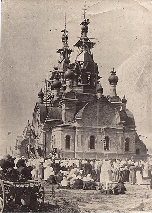 Церковь Николая Чудотворца, Донское (Труновский район, Ставропольский край). архивная фотография, Момент поднятия крестов 8 сентября 1913 года. ГКМФ № 37820045. Музей Труновского муниципального округа