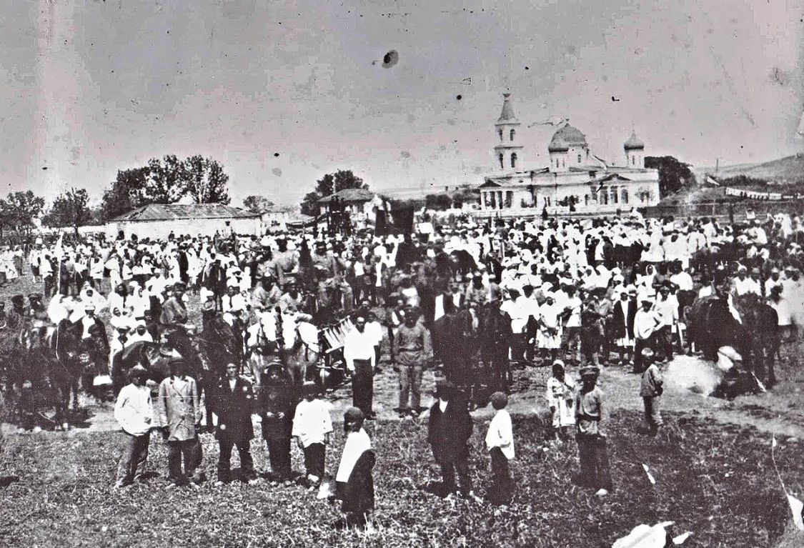 Церковь Михаила Архангела, Донское (Труновский район, Ставропольский край). архивная фотография, Фото 1920-х гг. Базарная площадь, справа церковь. Госкаталог № 7886579. Ставропольский музей-заповедник