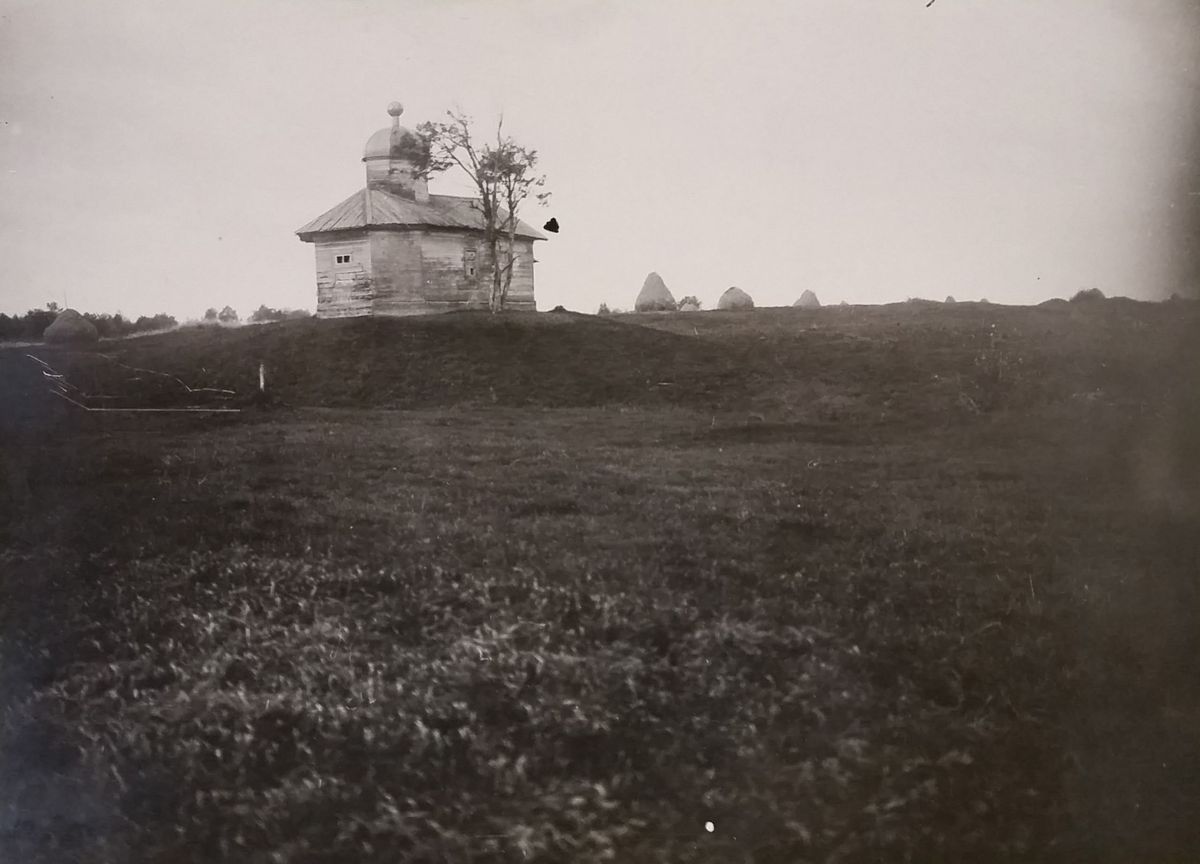 Фото: В. И. Равдоникас. Фотоархив Института истории материальной культуры АН СССР, архивная фотография. Часовня Василия Великого, Крохино (акватория Шекснинского водохранилища) (Белозерский район, Вологодская область)