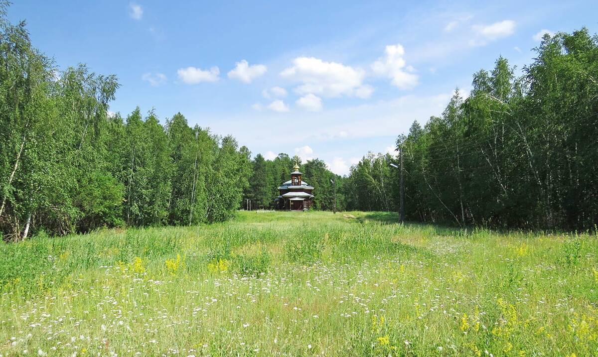 Церковь Преображения Господня (новая), Ытык-Кюель (Таттинский район, Республика Саха (Якутия)). общий вид в ландшафте