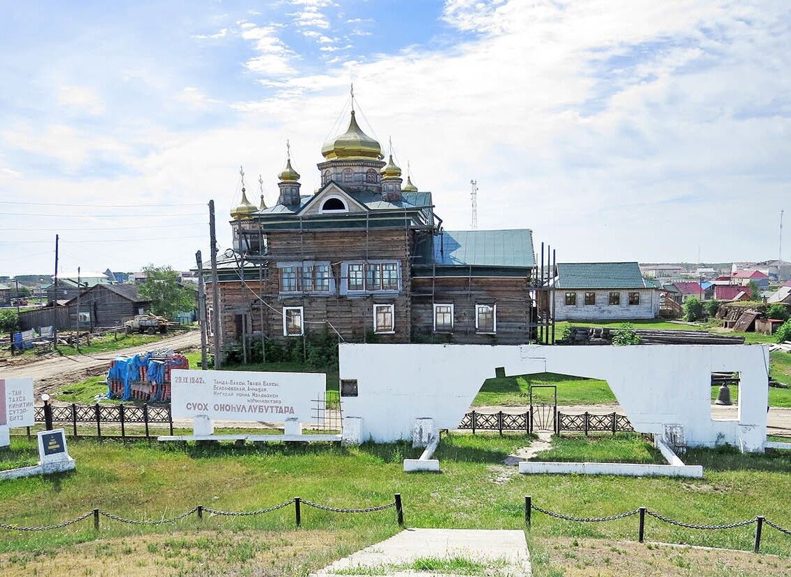 Церковь Вознесения Господня (новая), Чурапча (Чурапчинский район, Республика Саха (Якутия)). фасады, вид с мемориала Насильственно переселённым