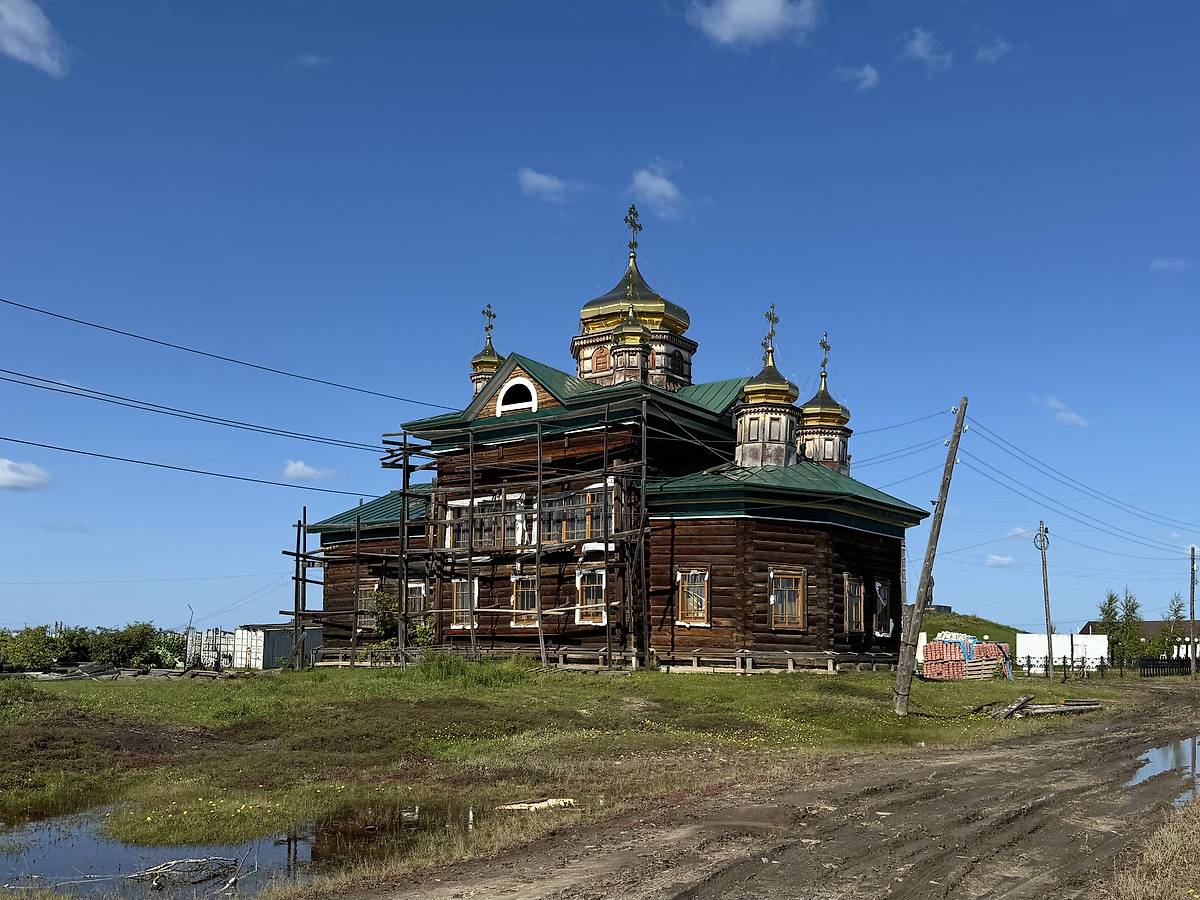 Вид с юго-востока, общий вид в ландшафте. Церковь Вознесения Господня (новая), Чурапча (Чурапчинский район, Республика Саха (Якутия))