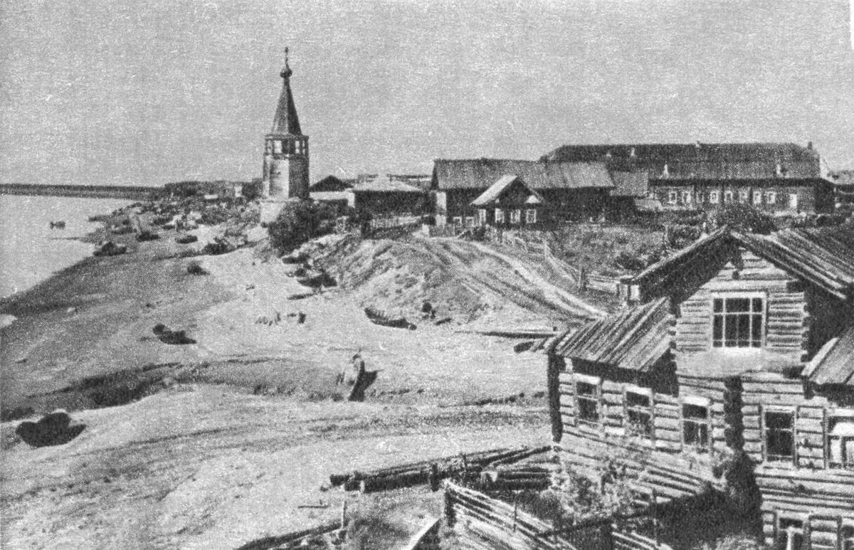 Колокольня, Долгощелье (Мезенский район, Архангельская область). архивная фотография, Колокольня в ландшафте. Фото М. И. Мильчика, 1968 год. Из книги 