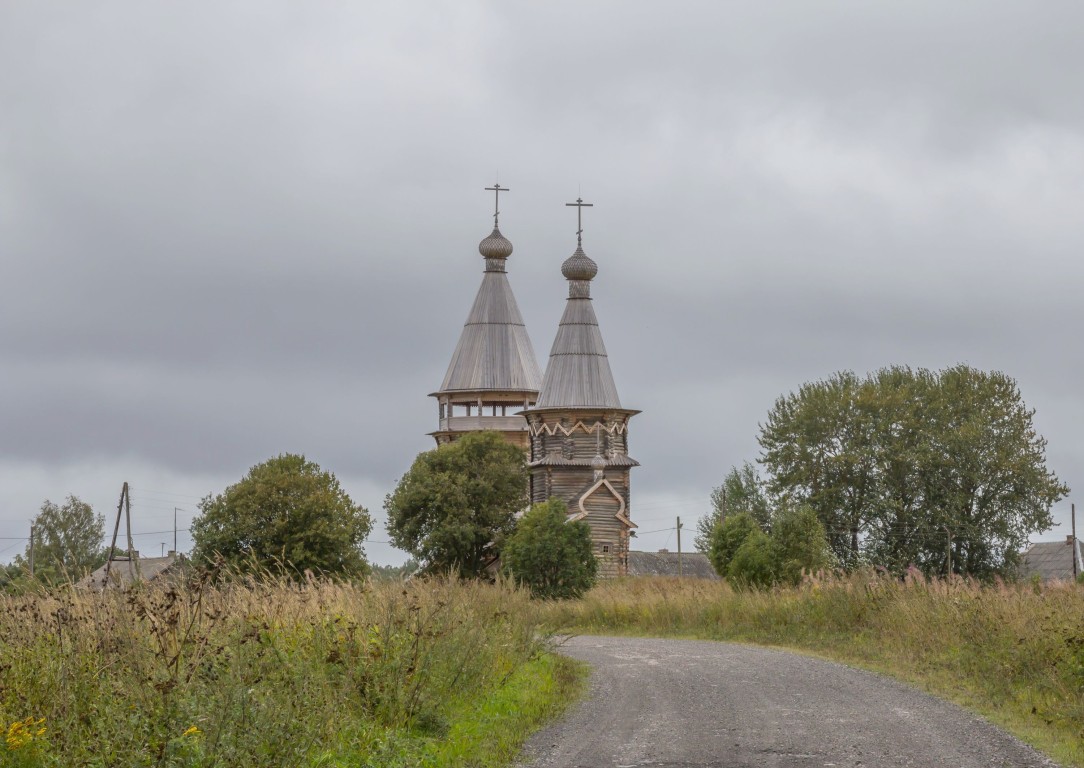 Церковь Варвары великомученицы, Типиницы (Медвежьегорский район, Республика Карелия). общий вид в ландшафте, Вид с востока, с дороги на Тамбицы