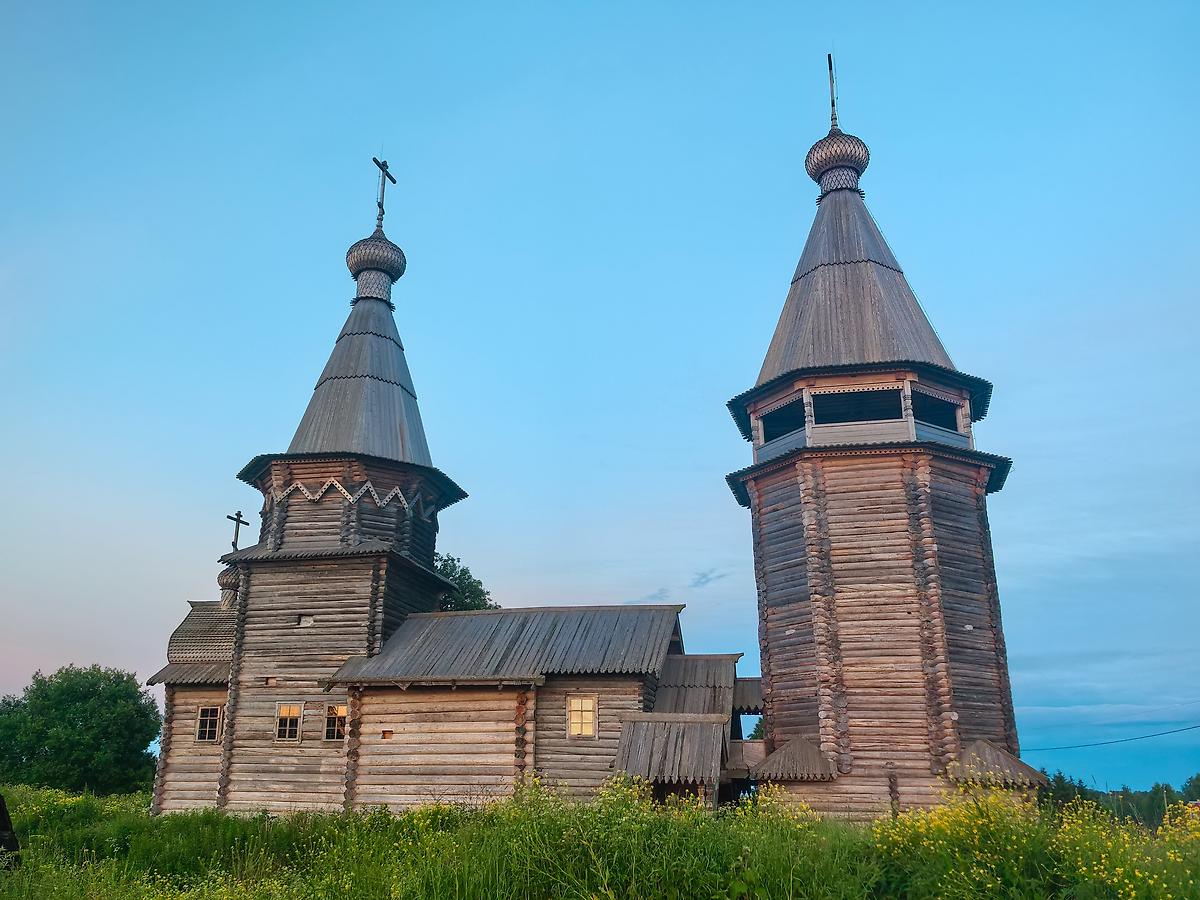 общий вид в ландшафте. Церковь Варвары великомученицы, Типиницы (Медвежьегорский район, Республика Карелия)