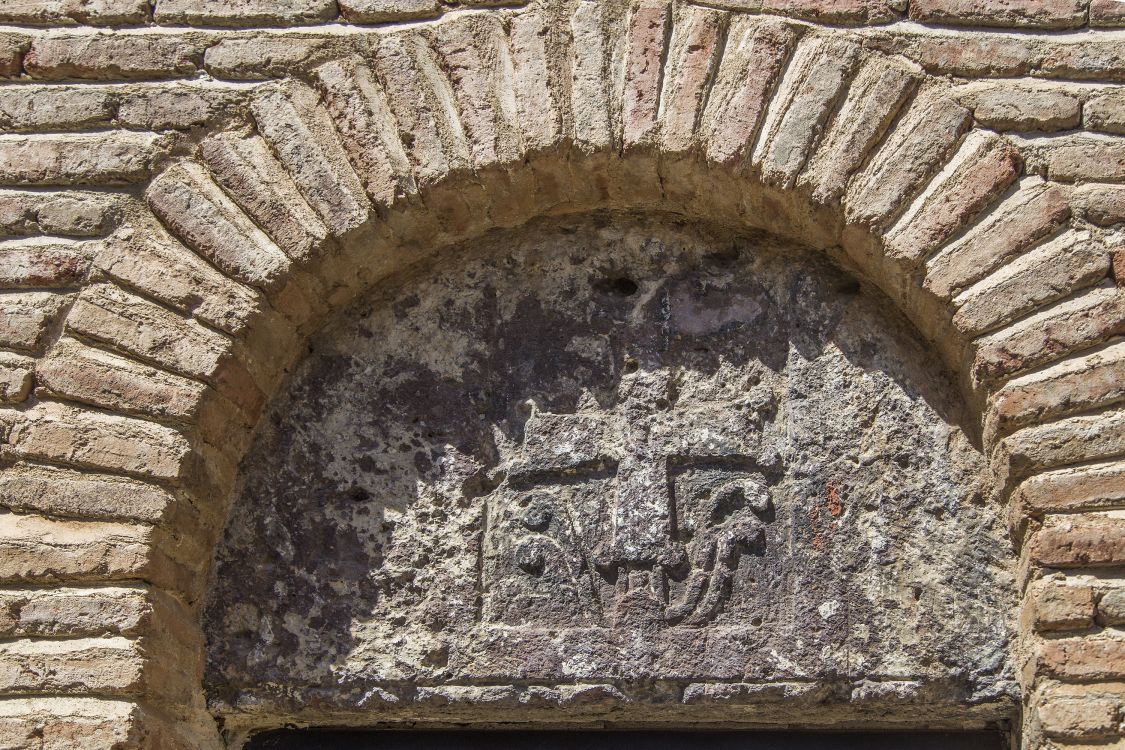 Дирби. Монастырь Успения Пресвятой Богородицы. архитектурные детали, рельеф с процветшим крестом над южным входом