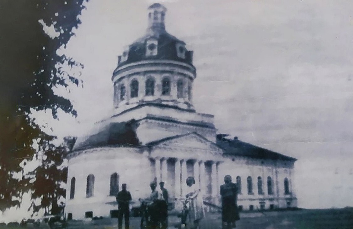 Церковь Троицы Живоначальной, Полом (Оил) (Кезский район, Республика Удмуртия). архивная фотография, Фото 1950-х годов из семейного архива одного из жителей села.