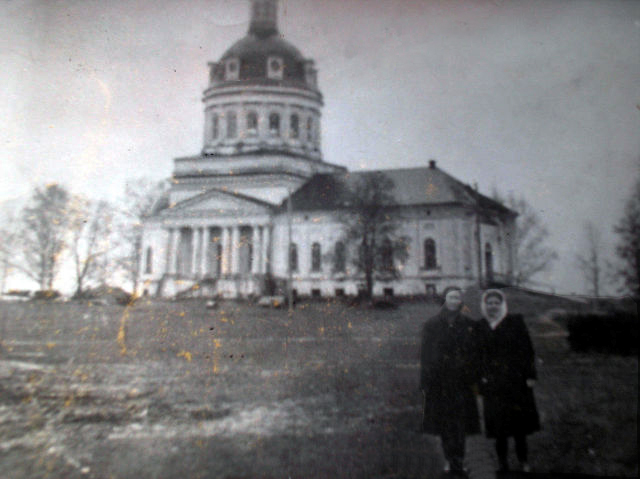 Полом (Оил). Церковь Троицы Живоначальной. архивная фотография, Частная коллекция. Фото 1950-х годов