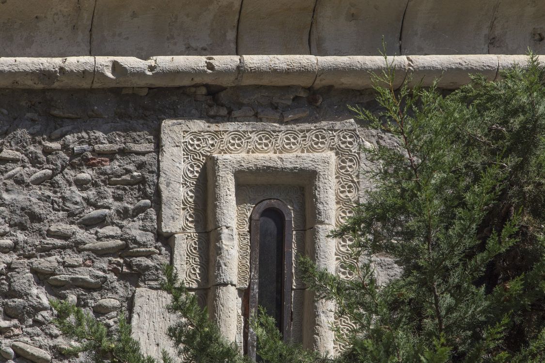 Салхино. Церковь Георгия Победоносца. архитектурные детали, декор южного окна