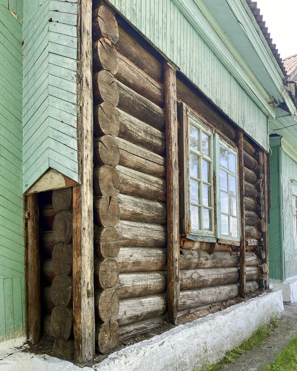 Церковь Екатерины великомученицы, Восточное (Минусинский район, Красноярский край). архитектурные детали, Здание в плохом состоянии