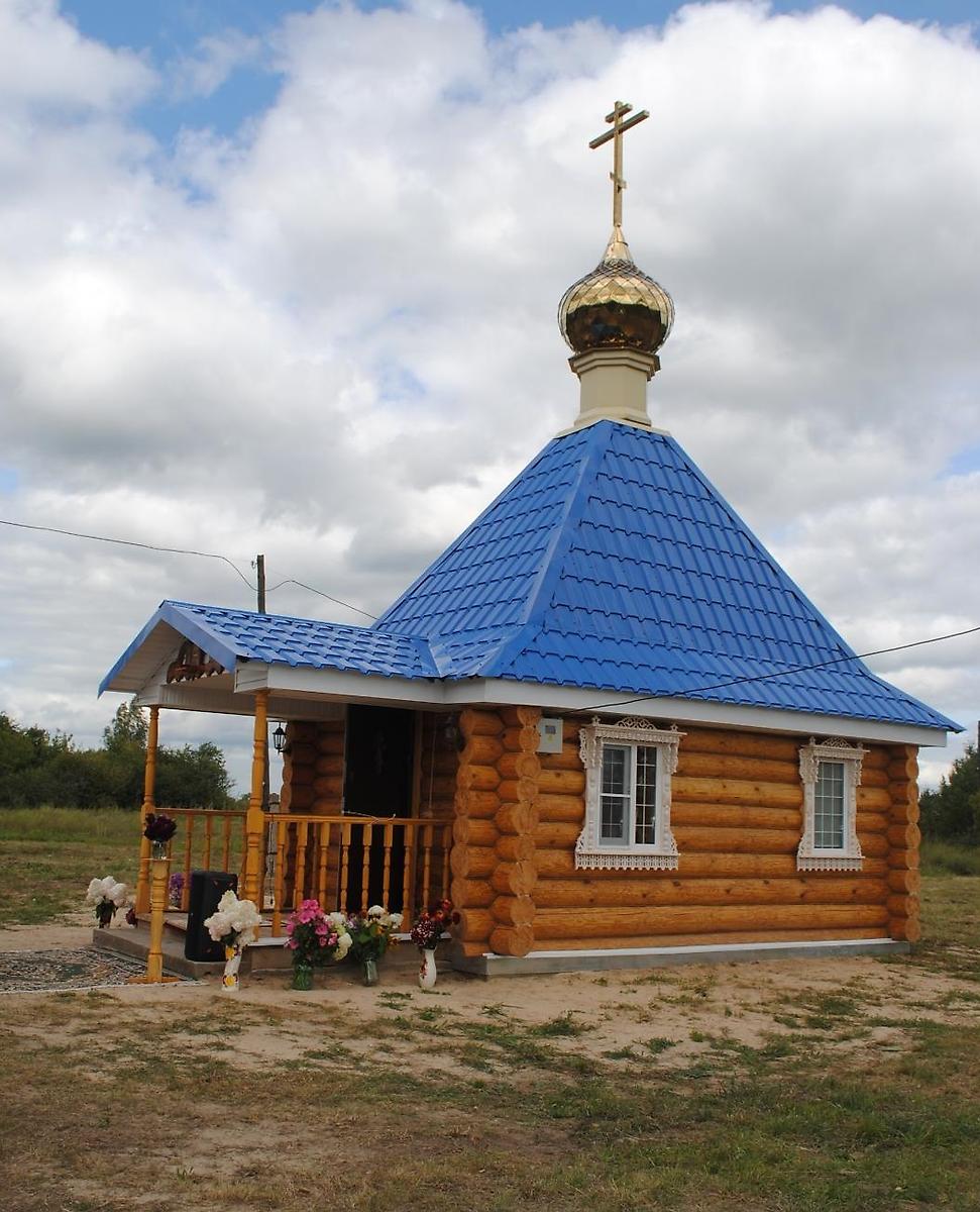 Храм-часовня в селе Чермные, новопостроенный храм, возведённый на месте утраченной церкви Успения Пресвятой Богородицы., общий вид в ландшафте. Церковь Успения Пресвятой Богородицы (новая), Чермные (Кадомский район, Рязанская область)
