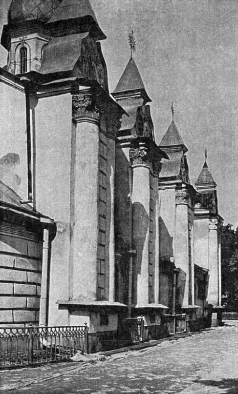 Михайловский Златоверхий монастырь. Собор Михаила Архангела (старый), Старый Киев (Шевченковский район, Украина, г. Киев). архивная фотография,  Северная сторона. Контрфорсы. Фото конца XIX в. Источник: Лукомский Г.К. «Киев: церковная архитектура XI–XIX века; византийское зодчество; украинское барокко». Мюнхен, 1923 г.