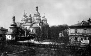 Михайловский Златоверхий монастырь. Собор Михаила Архангела (старый), На переднем плане - трапезная. Фото начала ХХ в.<br>, Старый Киев, Шевченковский район, Украина, г. Киев