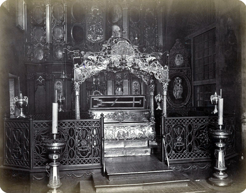 Михайловский Златоверхий монастырь. Собор Михаила Архангела (старый), Старый Киев (Шевченковский район, Украина, г. Киев). архивная фотография, Интерьер. Рака с мощами великомученицы Варвары в Златоверхом монастыре. Автор Д.Г. Биркин. Фото 1872 г.