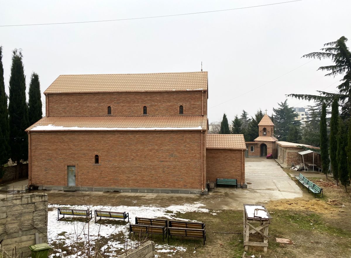 Церковь Вахтанга Горгасали в поселке Самгори, Самгорский район (Тбилиси, город, Грузия). фасады, Общий вид территории с севера