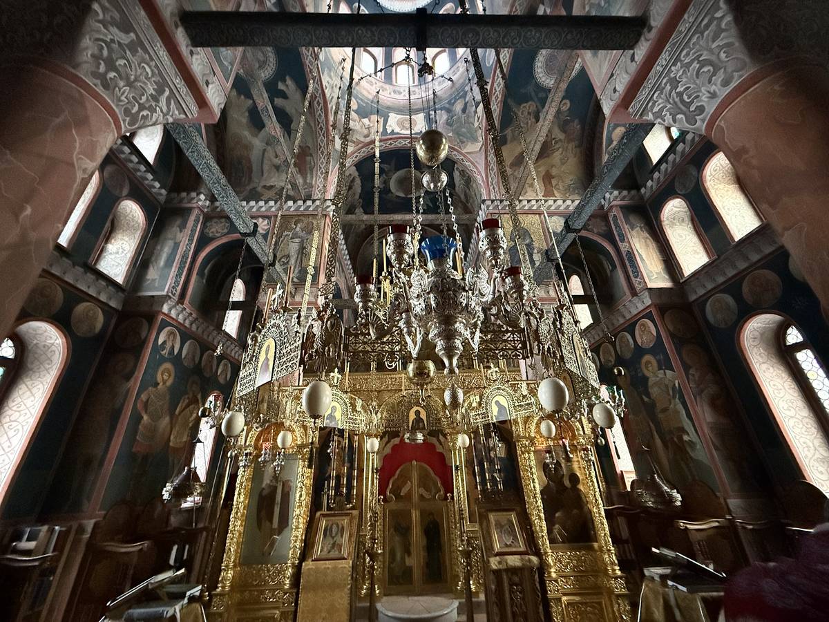 Паникадило украшенное страусиными яйцами, интерьер и убранство. Преображенский мужской скит, Подмоклово (Серпуховский городской округ и гг. Протвино, Пущино, Московская область)