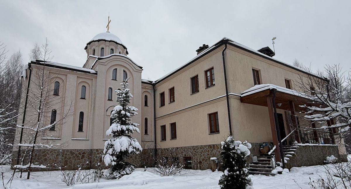 Спиридоновский храм, вид с северо-востока, фасады. Преображенский мужской скит, Подмоклово (Серпуховский городской округ и гг. Протвино, Пущино, Московская область)
