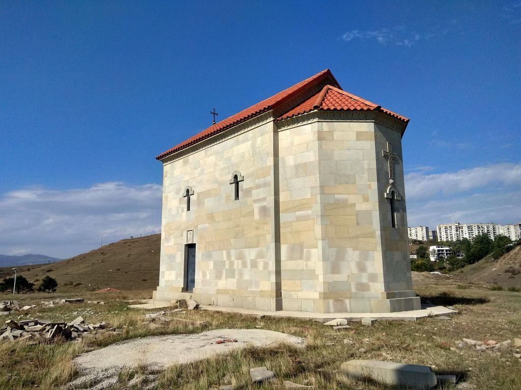 Неизвестная церковь у 1-го микрорайона Вазисубани, Исанский район (Тбилиси, город, Грузия). фасады
