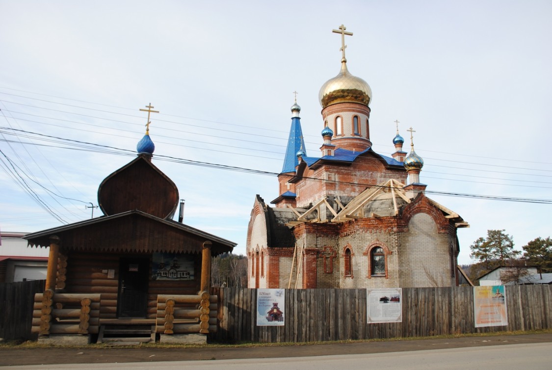 Церковь Покрова Пресвятой Богородицы, Турочак (Турочакский район, Республика Алтай). документальные фотографии, Строящаяся Покровская церковь рядом с временной