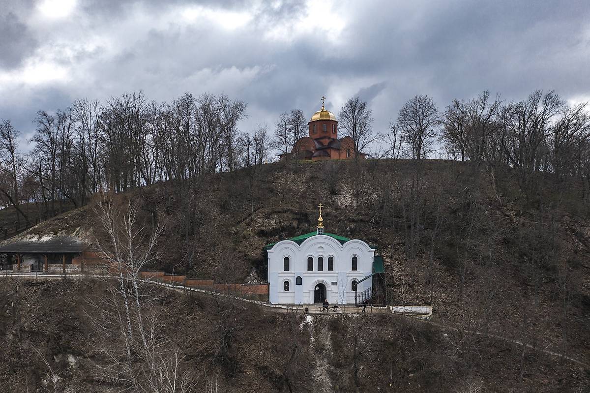 общий вид в ландшафте. Белогорский Воскресенский монастырь. Надвратная церковь Антония и Феодосия Печерских, Кирпичи (Белогорье) (Подгоренский район, Воронежская область)