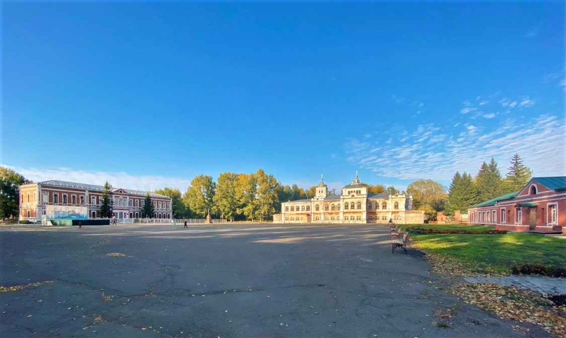 Архиерейское подворье, Бийск (Бийский район и г. Бийск, Алтайский край). общий вид в ландшафте, Главный двор: слева катехизаторское училище, справа архиерейский дом
