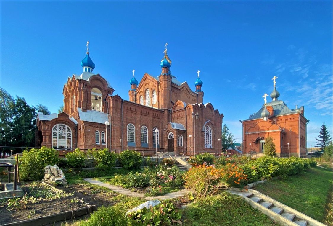 Бийск. Архиерейское подворье. фасады, Слева Казанская церковь, справа крестильная Макарьевская церковь