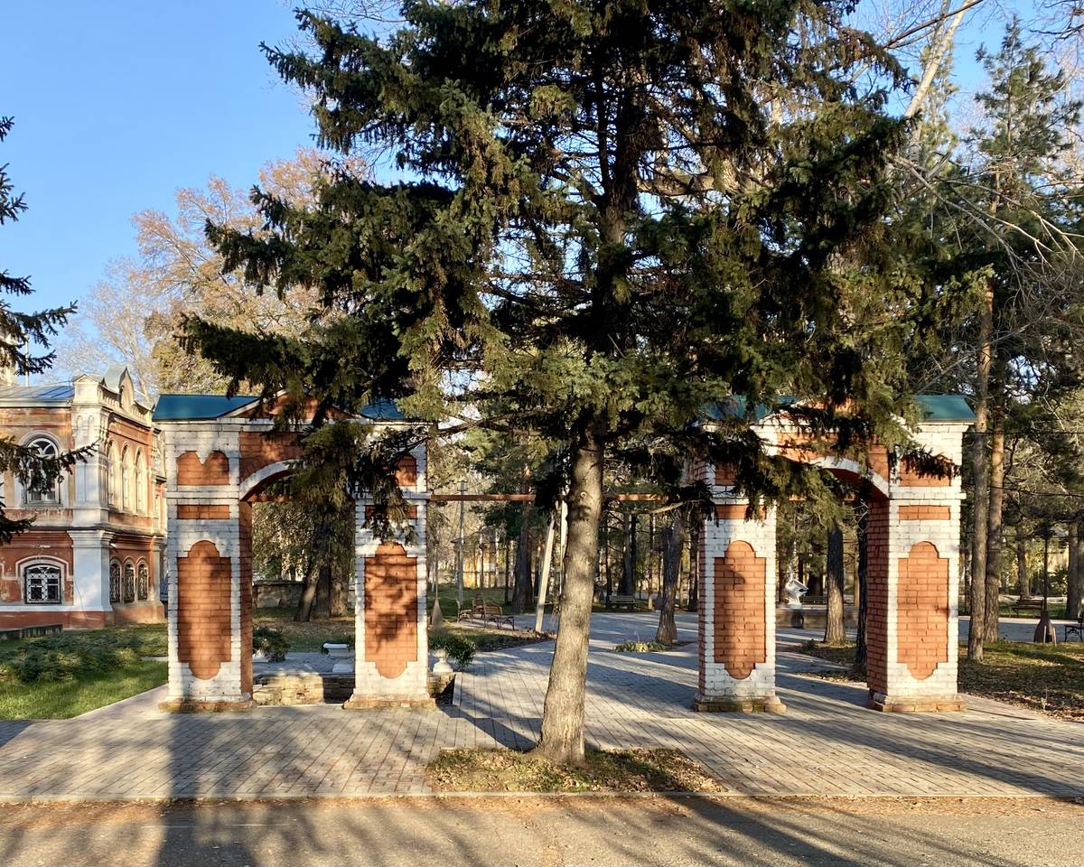 Восстановленные ворота архиерейского дома, конец ХIХв (восточные), дополнительная информация. Архиерейское подворье, Бийск (Бийский район и г. Бийск, Алтайский край)