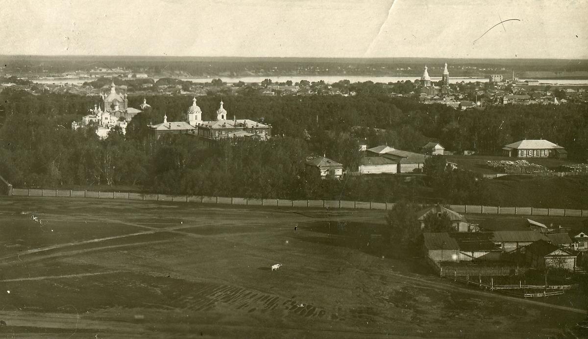 Вид на Бийское архиерейское подворье и собор Александра Невского. 1910-е гг., архивная фотография. Архиерейское подворье, Бийск (Бийский район и г. Бийск, Алтайский край)