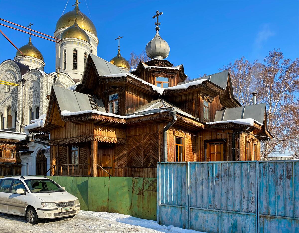 Крестильная церковь Всех Святых, Алматы (Алматы, город, Казахстан). фасады, Вид с юго-запада по ул. Пионеров, позади церковь Собора Богородицы