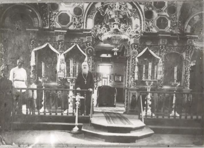 Церковь Казанской иконы Божией Матери (старая), Гремячее (Навлинский район, Брянская область). архивная фотография, Интерьер Казанской церкви села Гремячее,у алтаря -настоятель храма ,о.Александр(Никольский).1930-е гг..