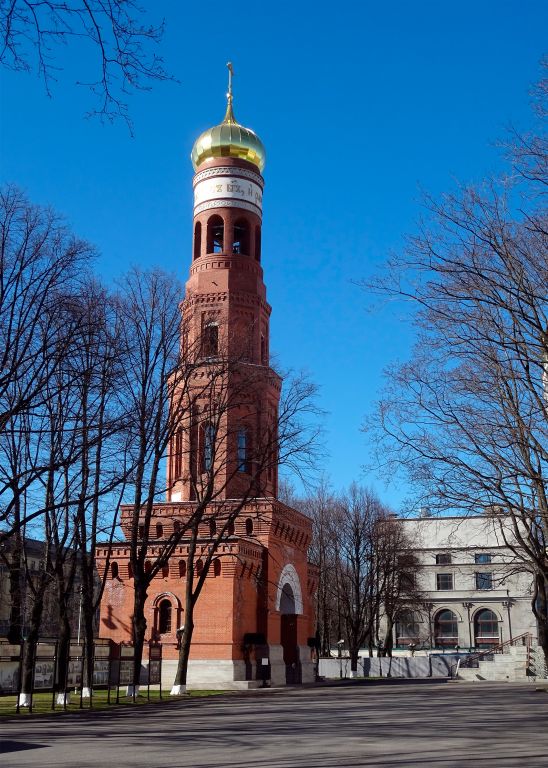 Московский район. Воскресенский Новодевичий Монастырь. Церковь Положения Пояса Пресвятой Богородицы в колокольне. фасады, Вид с территории моастыря