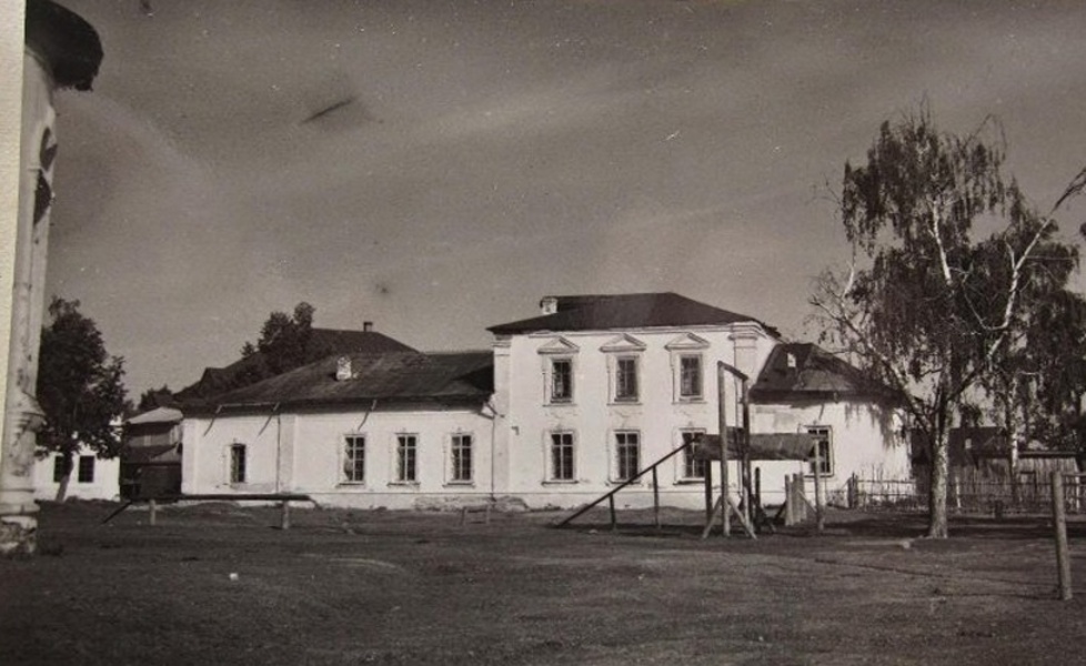 Церковь Николая Чудотворца, Пучеж (Пучежский район, Ивановская область). архивная фотография, Фото 1947 г. (Пастухов Ю., Богачевский Н.).  Общий вид с юга. Госкаталог № 38697590. ГНИМА им Щусева