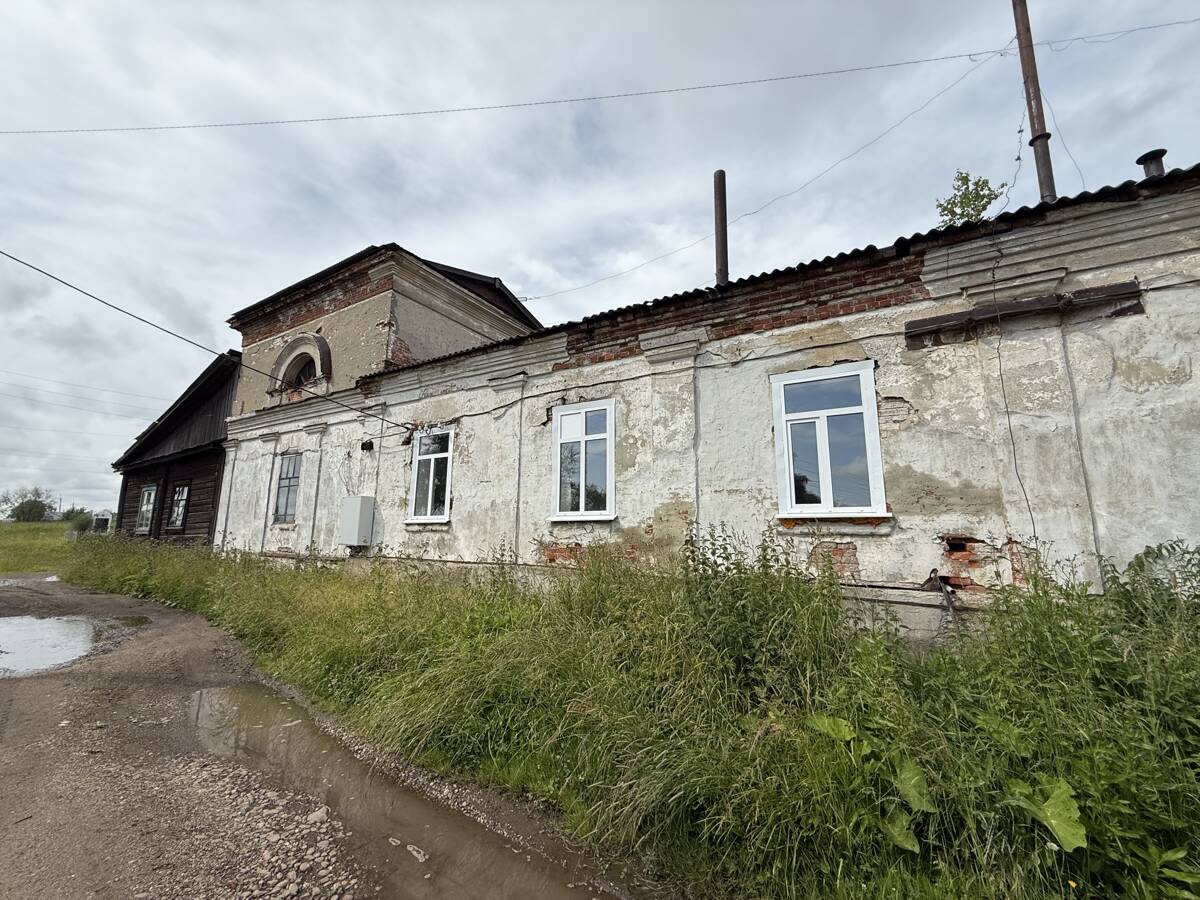 Церковь Рождества Иоанна Предтечи, Пожва (Коми-Пермяцкий округ, Юсьвинский район, Пермский край). фасады, Вид с юго-востока на трапезную и колокольню
