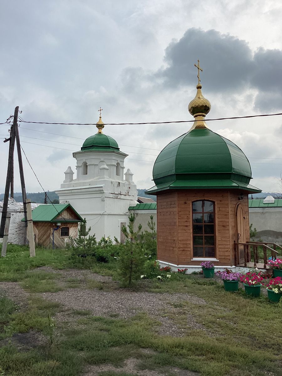 Вид с северо-запада. Слева — юго-восточная башня, фасады. Троицкий Селенгинский мужской монастырь. Часовня Иннокентия, епископа Иркутского, Троицкое (Прибайкальский район, Республика Бурятия)