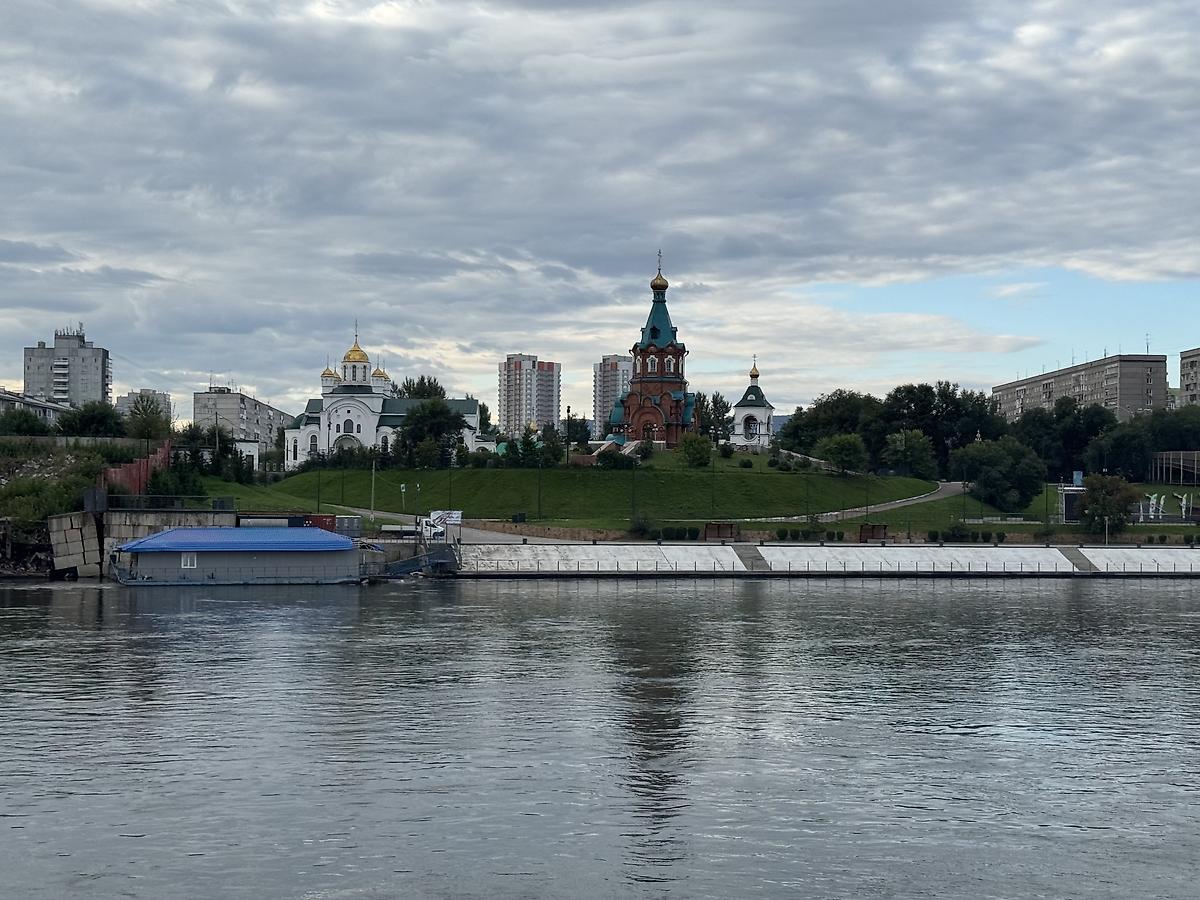 Вид с Енисея, справа Никольская церковь, общий вид в ландшафте. Церковь Феодора Тирона, Красноярск (Красноярск, город, Красноярский край)