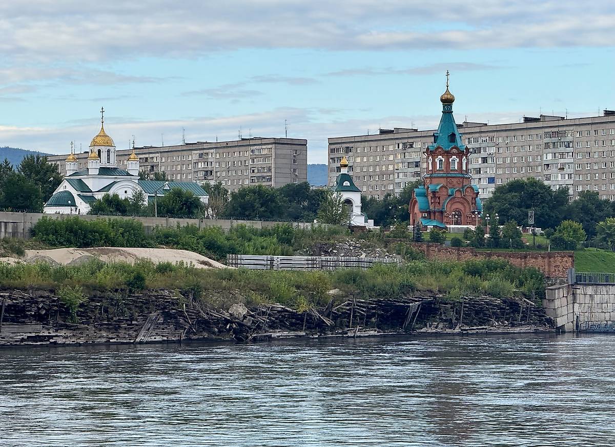 Вид с Енисея, справа Никольская церковь, общий вид в ландшафте. Церковь Феодора Тирона, Красноярск (Красноярск, город, Красноярский край)