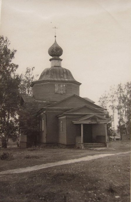 Церковь Воздвижения Креста Господня, Пятница-Высоково (Пучежский район, Ивановская область). архивная фотография, Общий вид с северо-запада. Фото Пастухова Ю., Богачевского Н. 1947 г. из коллекции ГНИМА. (ГК №38729051)