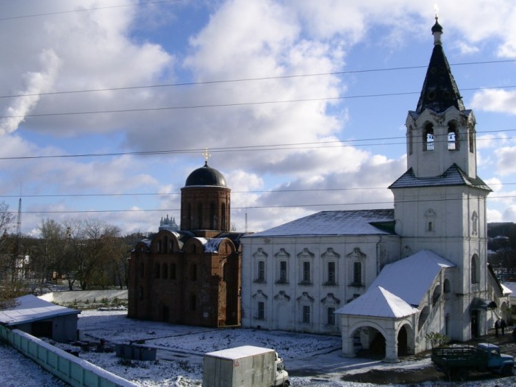 Смоленск. Храмовый комплекс. Церкви Варвары великомученицы и Петра и Павла. общий вид в ландшафте, Северный фасад. На заднем плане церковь Петра и Павла