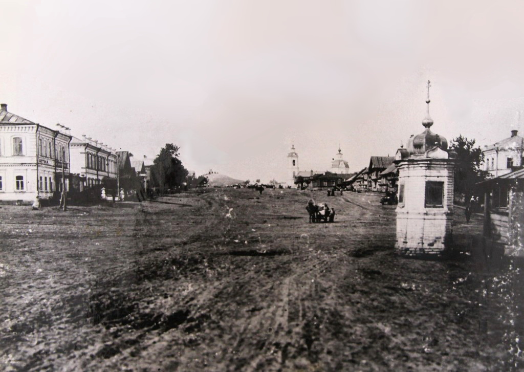 Неизвестная часовня, Сурское (Сурский район, Ульяновская область). архивная фотография, Старинное фото из фондов Сурского краеведческого музея. На заднем плане - Казанская церковь
