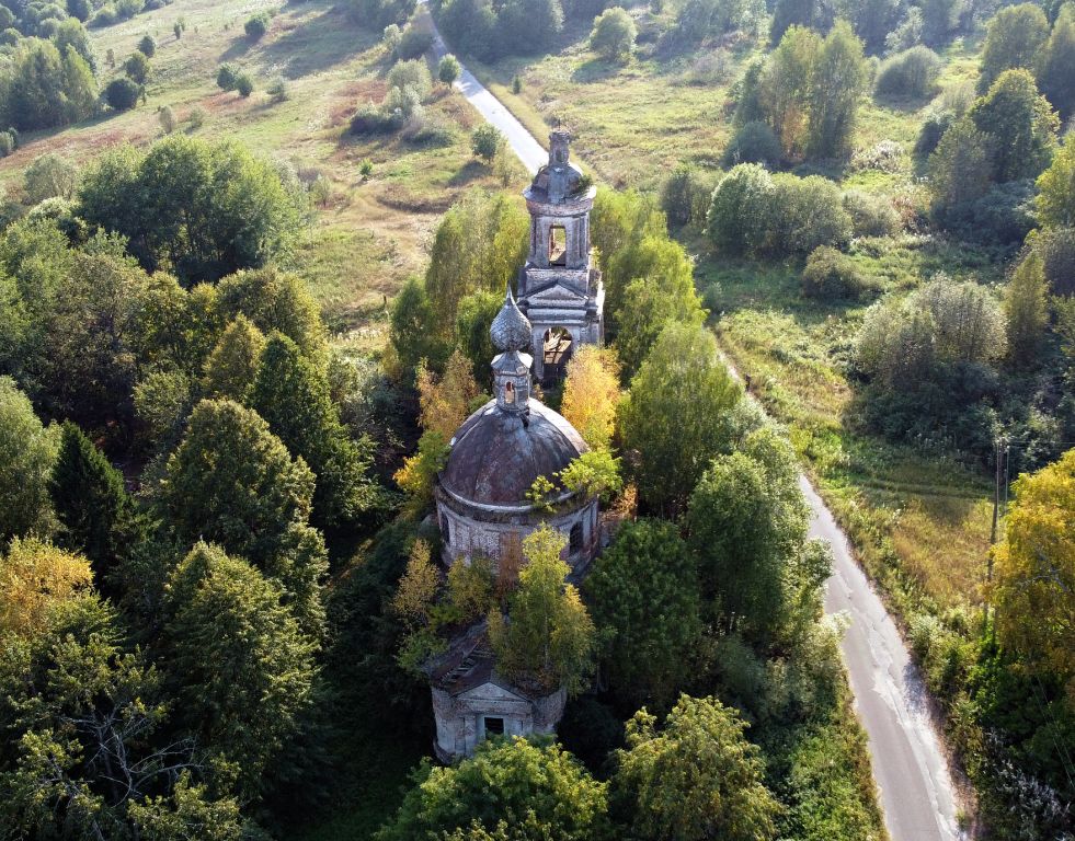 Павловское. Церковь Успения Пресвятой Богородицы. общий вид в ландшафте